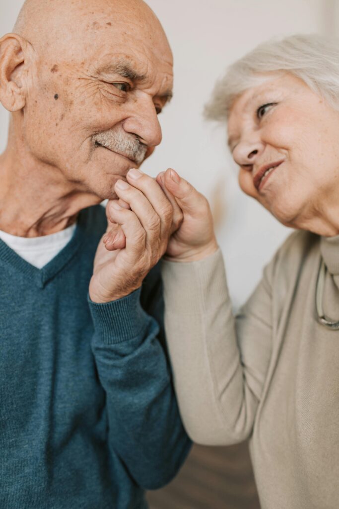 ¿POR QUE ENVEJECEMOS LOS SERES HUMANOS? Pareja de adultos mayores compartiendo un momento tierno y cercano