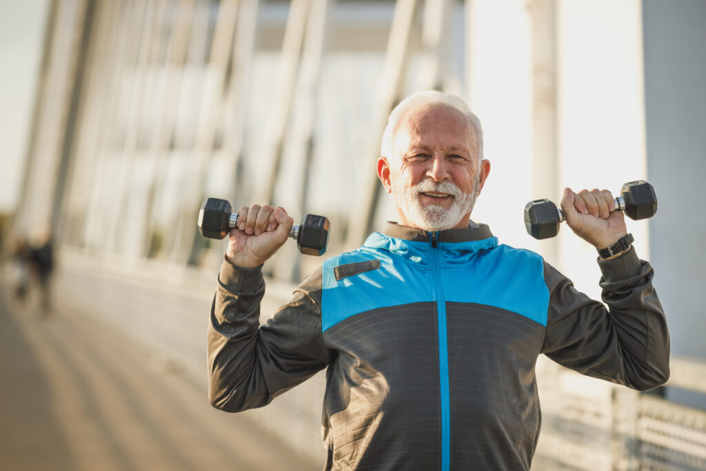 Hombre 2.0: hacia la biología programable Hombre mayor haciendo ejercicio con mancuernas al aire libre