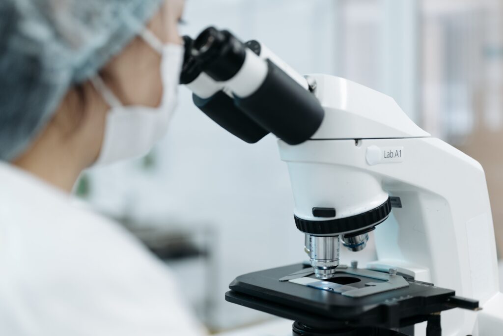 Centros de estudio de longevidad (Parte 1/3) Profesional médico observando una muestra a través de un microscopio en un laboratorio de investigación